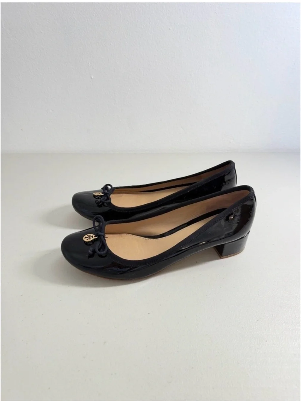 Tory Burch Black Patent Leather Block Heel Pumps Bow Logo Size 9M